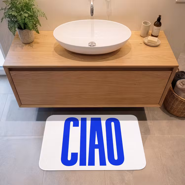 Ciao - Hoofdletters - Blauw - Minimalistisch Badmat middel -sfeer1
