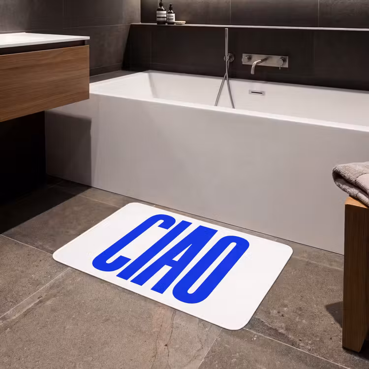 Ciao - Hoofdletters - Blauw - Minimalistisch Badmat middel -sfeer3