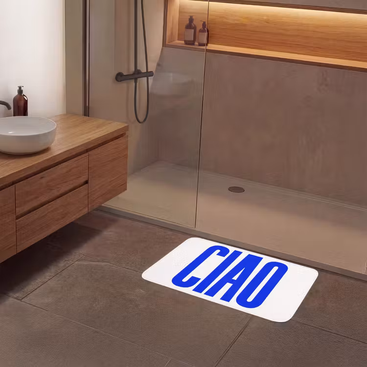 Ciao - Hoofdletters - Blauw - Minimalistisch Badmat middel -sfeer2