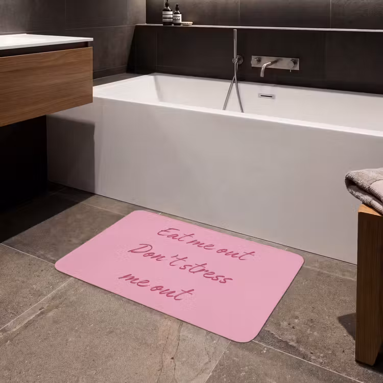 Eat me out don't stress me out - Roze - Handgeschreven Badmat middel -sfeer3