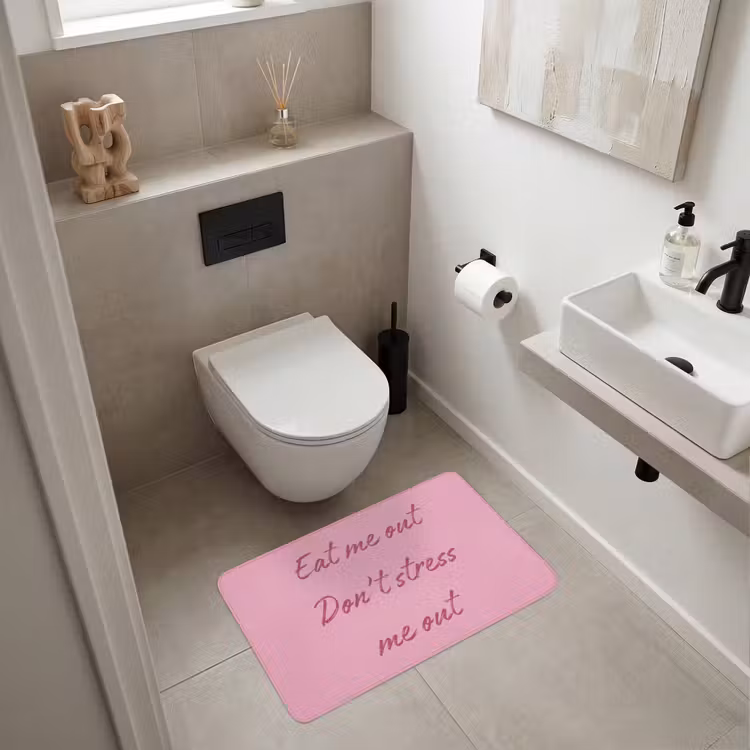 Eat me out don't stress me out - Roze - Handgeschreven Badmat middel -sfeer4