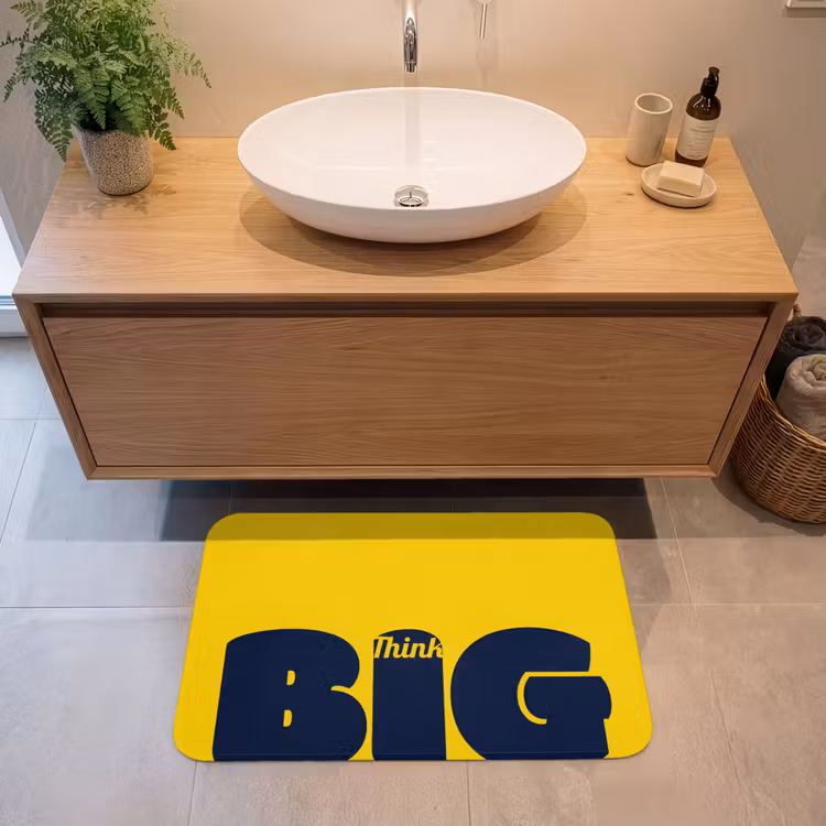 Geel - Think big - Grafisch Badmat middel -sfeer1