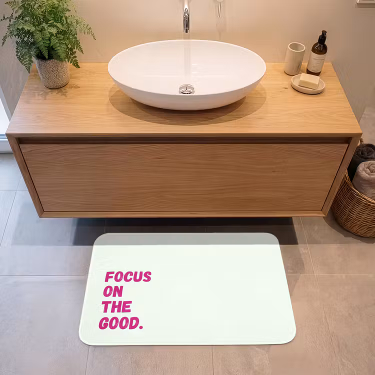 Focus on the good - Beige - Roze Badmat middel -sfeer1