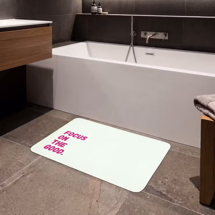 Focus on the good - Beige - Roze Badmat middel -sfeer3