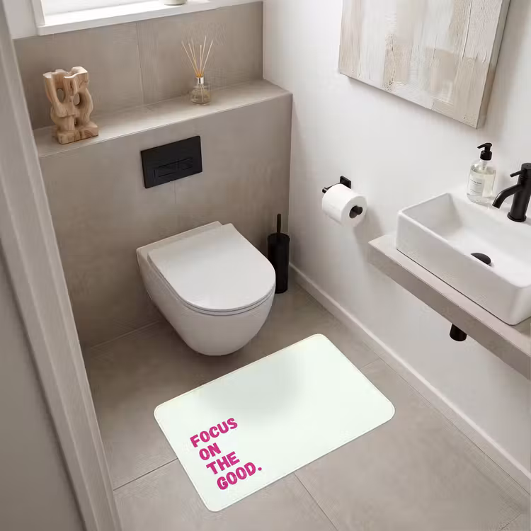 Focus on the good - Beige - Roze Badmat middel -sfeer4