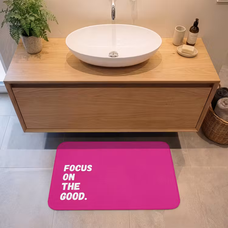 Focus on the good - Roze - Simple Badmat middel -sfeer1
