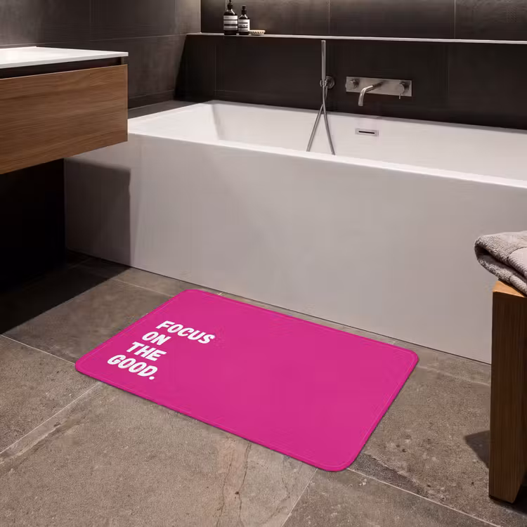 Focus on the good - Roze - Simple Badmat middel -sfeer3