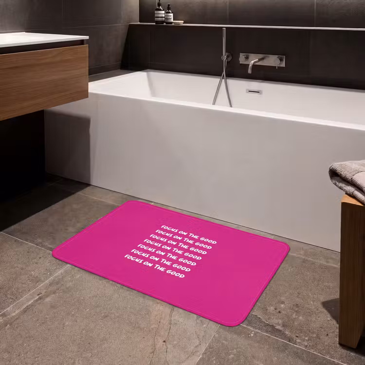 Focus on the good - Roze - wit Badmat middel -sfeer3