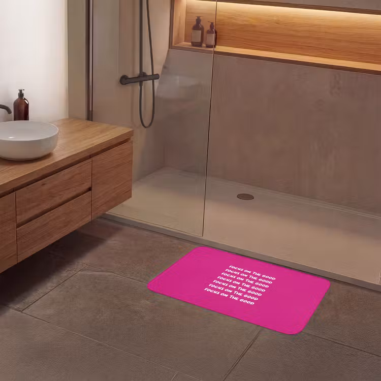 Focus on the good - Roze - wit Badmat middel -sfeer2