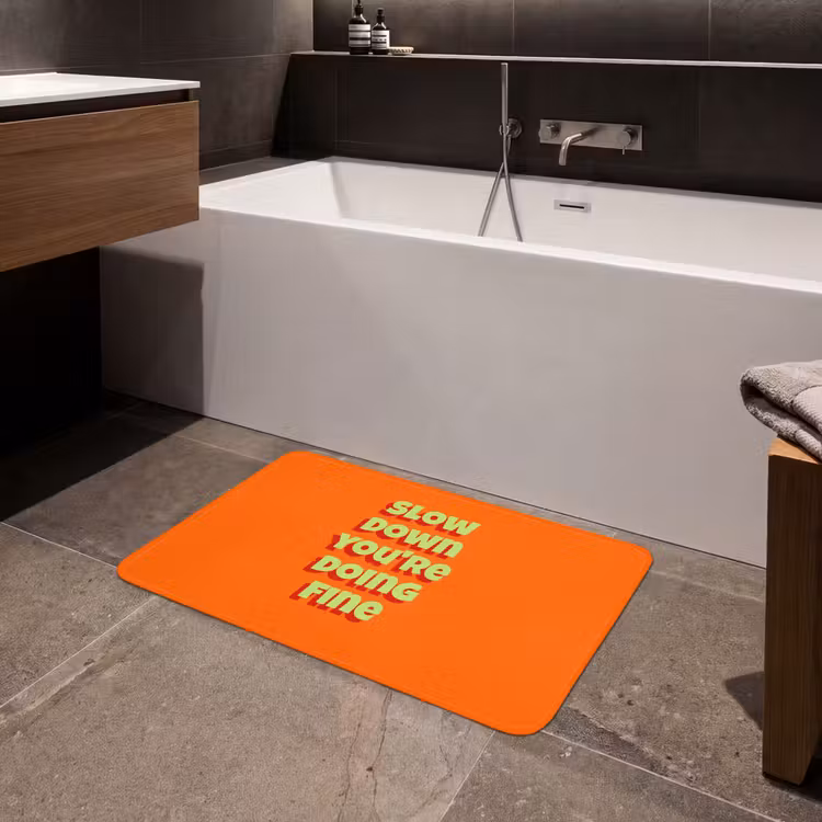 Slow down you're doing fine - Oranje - Simple Badmat middel -sfeer3