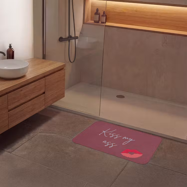 Kiss my ass - Lip - Bordeaux Badmat middel -sfeer2