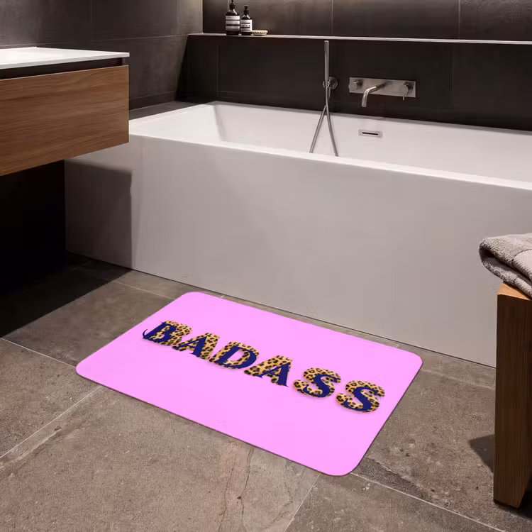 Felroze - Badass - Panterprint - Schaduw Badmat middel -sfeer3