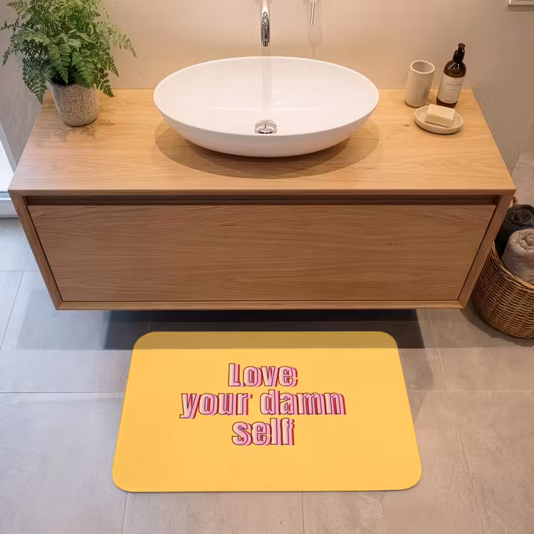 Love yourself - Roze - Geel Badmat middel -sfeer1