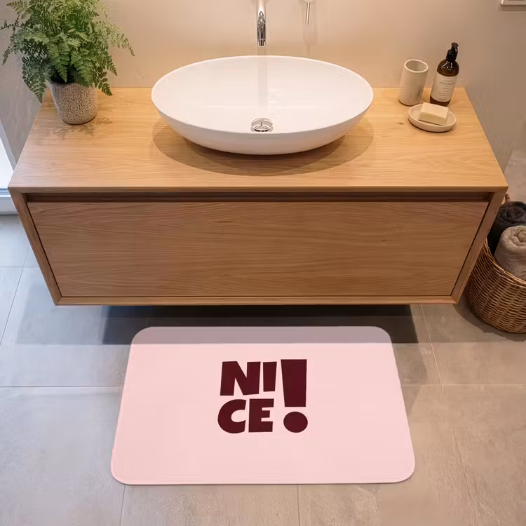 Nice - Uitroepteken - Roze Badmat middel -sfeer1