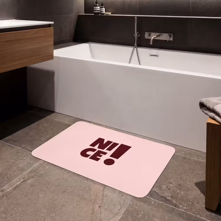 Nice - Uitroepteken - Roze Badmat middel -sfeer3
