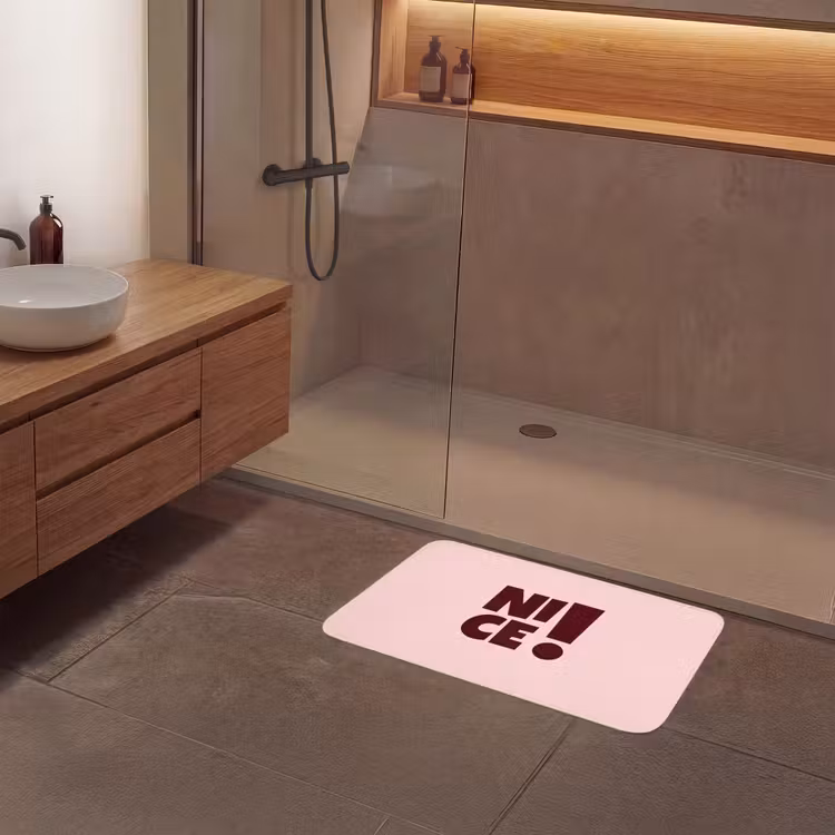 Nice - Uitroepteken - Roze Badmat middel -sfeer2