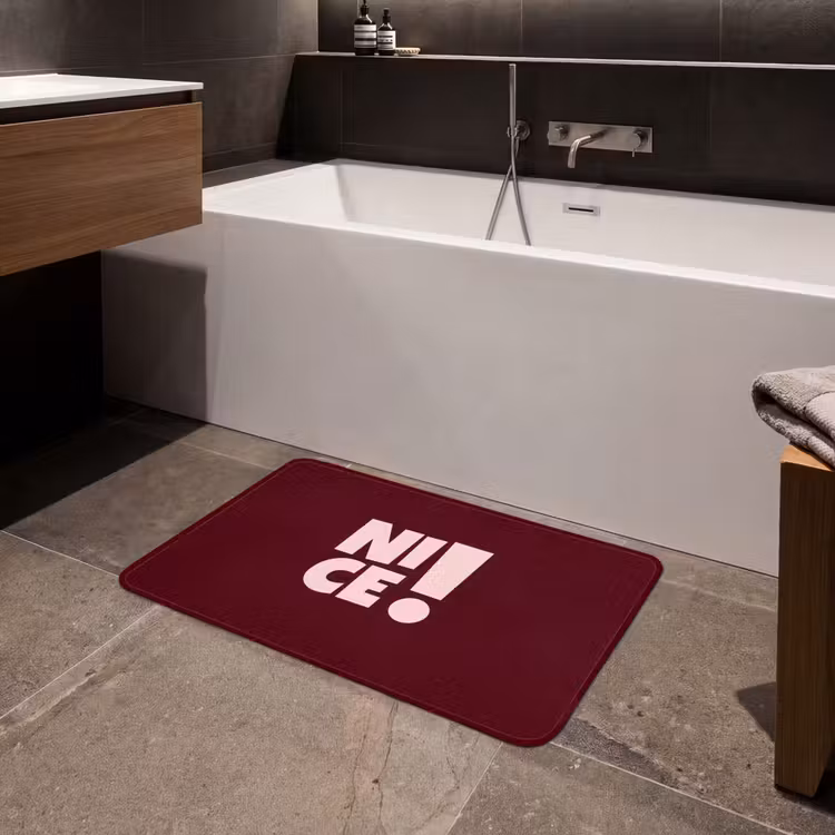 Nice - Uitroepteken - Rood Badmat middel -sfeer3