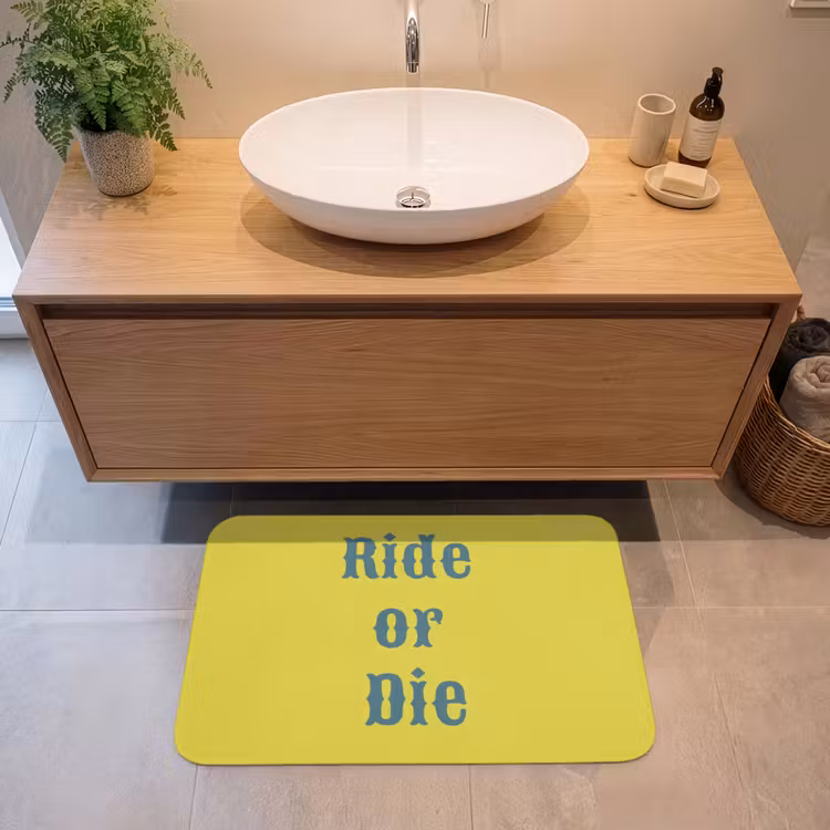 Ride or die - Geel - Blauw Badmat middel -sfeer1