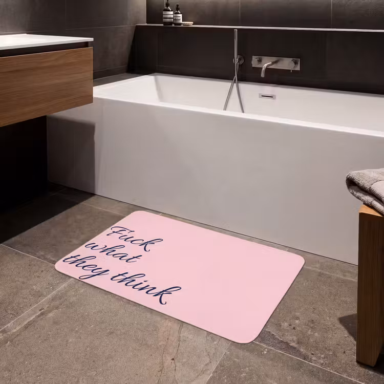 Fuck what they think - Roze - Minimalistisch Badmat middel -sfeer3