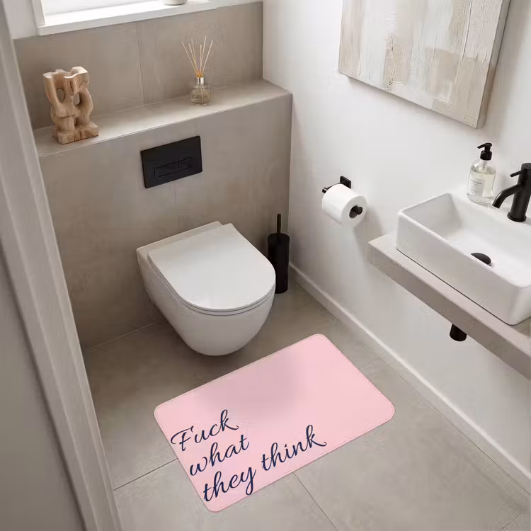 Fuck what they think - Roze - Minimalistisch Badmat middel -sfeer4