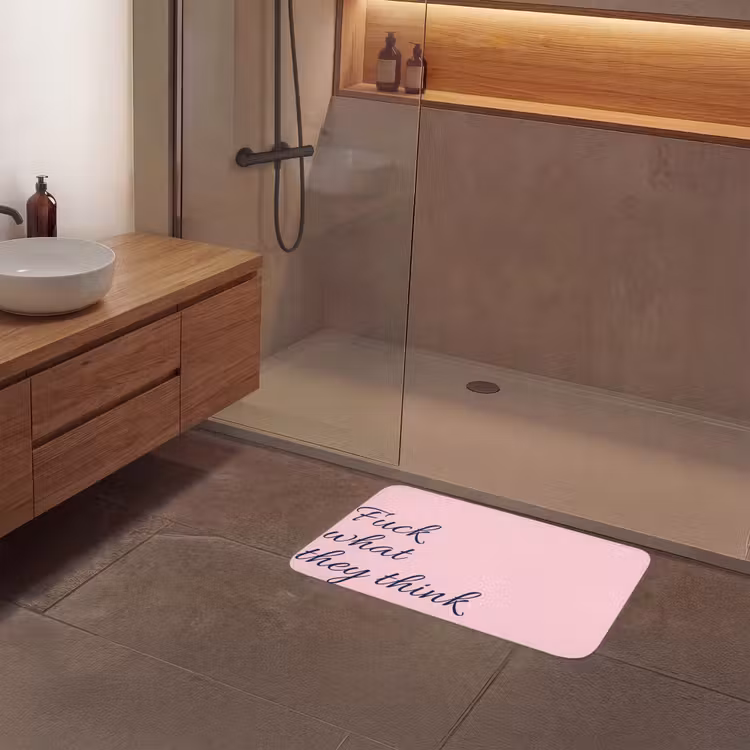 Fuck what they think - Roze - Minimalistisch Badmat middel -sfeer2