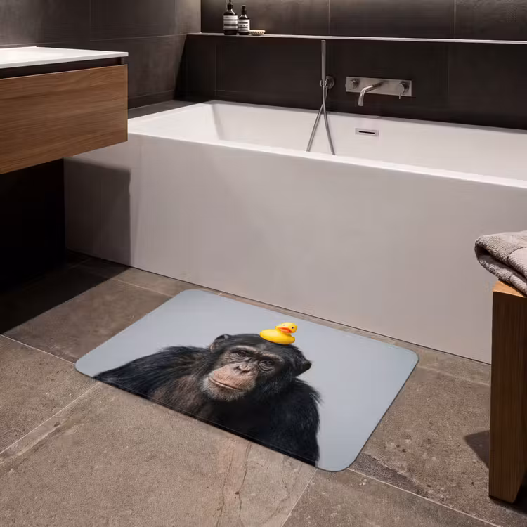 Chimpansee - Badeend - Grijs Badmat middel -sfeer3