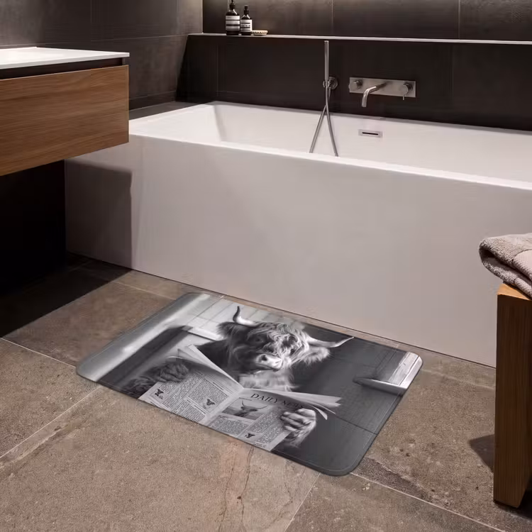 Schotse hooglander - Koe - Krant - WC - Zwart wit Badmat middel -sfeer3