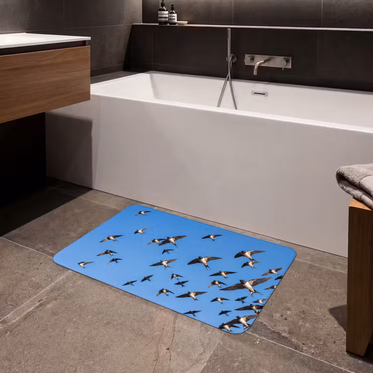 Zwaluwen - Vliegen - Blauw Badmat middel -sfeer3