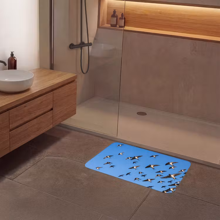 Zwaluwen - Vliegen - Blauw Badmat middel -sfeer2