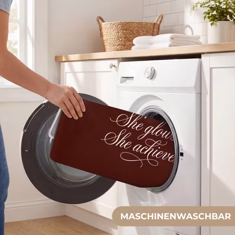 She plans she glows she achieves - Rood - Cursief Badmat middel -USP_WasbaarDE