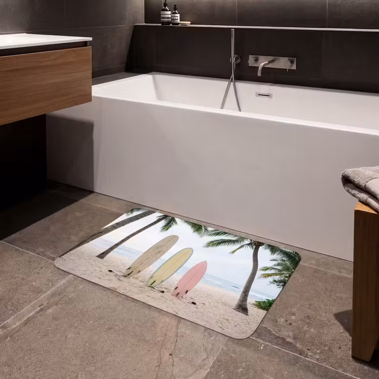 Surfboard - Palmbomen - Kleurrijk Badmat middel -sfeer3