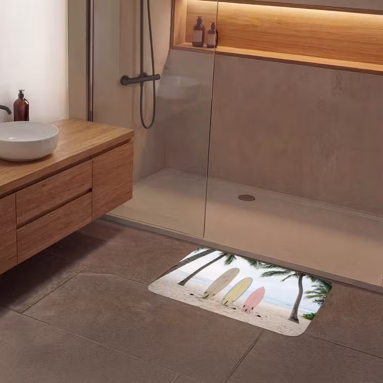 Surfboard - Palmbomen - Kleurrijk Badmat middel -sfeer2