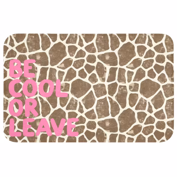 Tekst - Be cool or leave - Roze - Giraffenprint Badmat middel -3d
