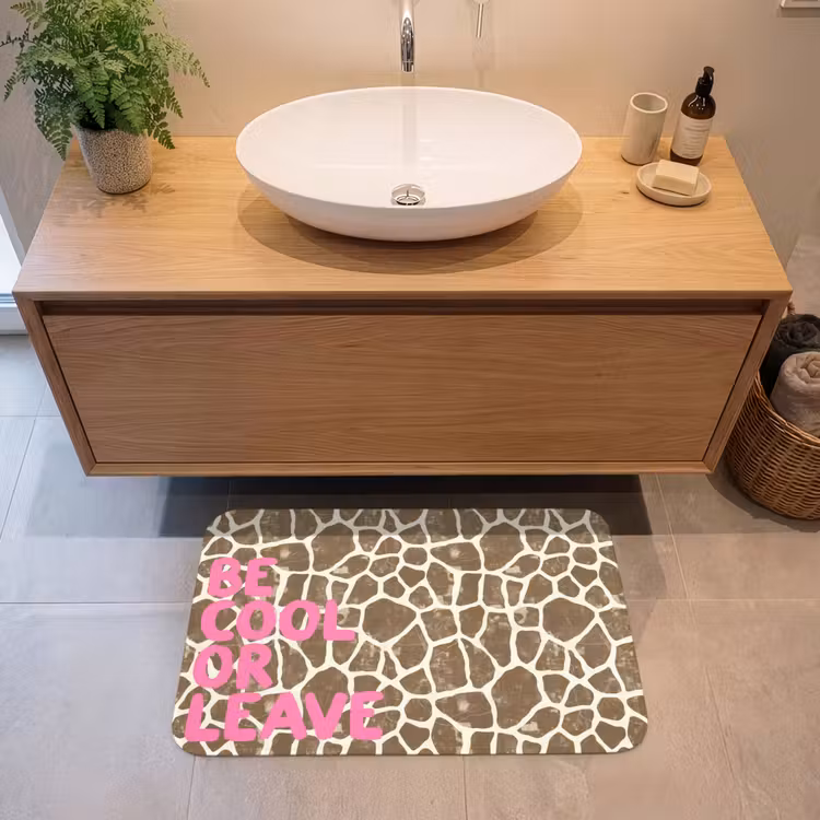 Tekst - Be cool or leave - Roze - Giraffenprint Badmat middel -sfeer1