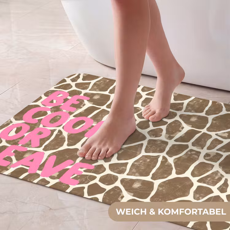 Tekst - Be cool or leave - Roze - Giraffenprint Badmat middel -USP_ZachtDE
