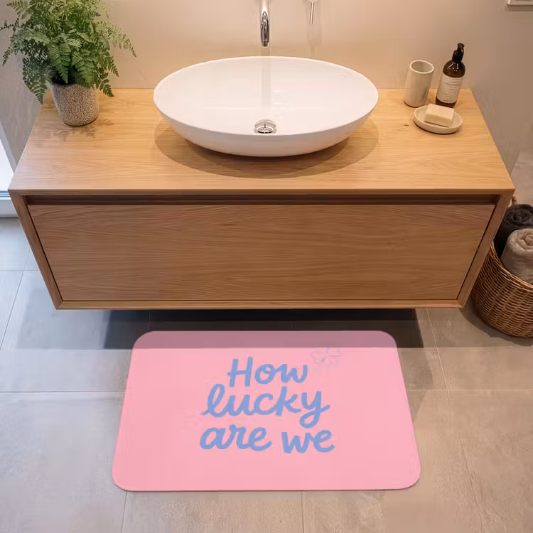 How lucky are we - Klavervier - Roze - Blauw Badmat middel -sfeer1