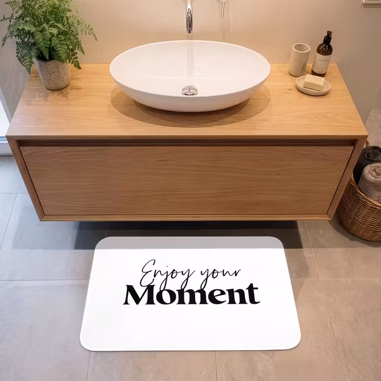 Quotes - Enjoy your moment - Wit - Spreuk Badmat middel -sfeer1