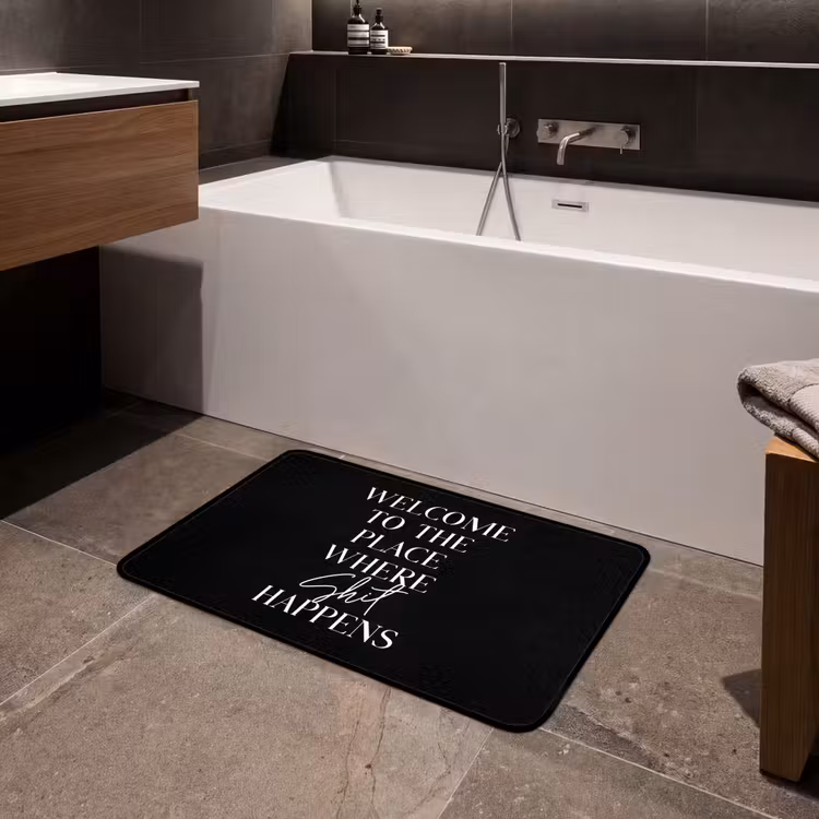 Quotes - Zwart - Welcome to the place where shit happens - Humor Badmat middel -sfeer3