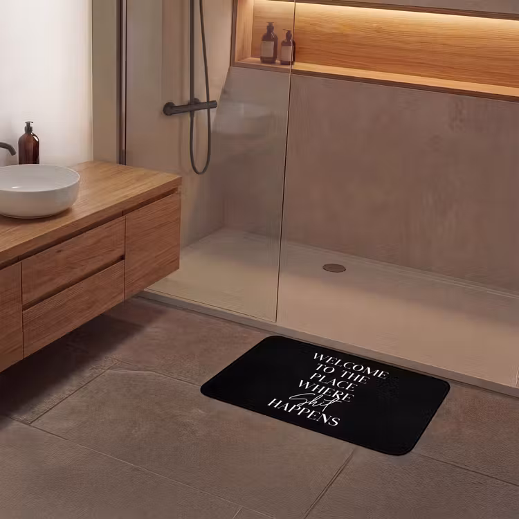 Quotes - Zwart - Welcome to the place where shit happens - Humor Badmat middel -sfeer2