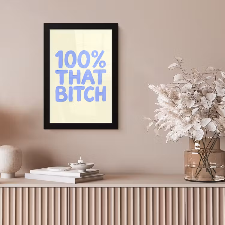 100% that bitch - Blauw - Wit fotolijst zwart zonder passe partout klein -sfeer5