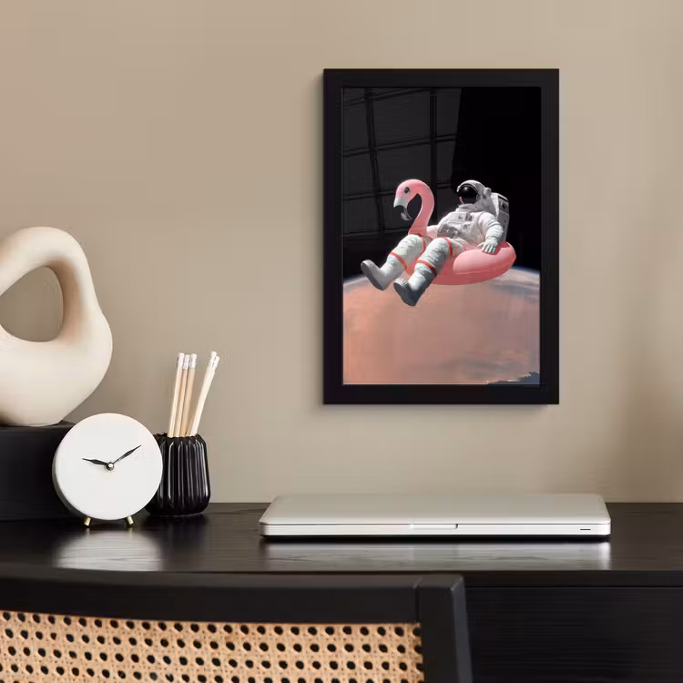 Astronaut - Flamingo - Zwemband - Roze fotolijst zwart zonder passe partout klein -sfeer1