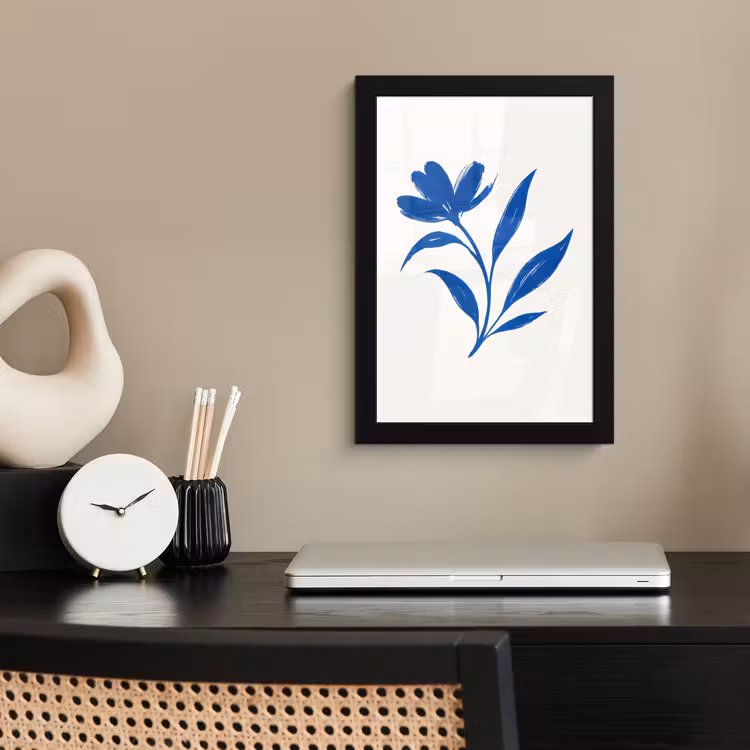 Bloem - Blaadjes - Minimalistisch - Blauw fotolijst zwart zonder passe partout klein -sfeer1