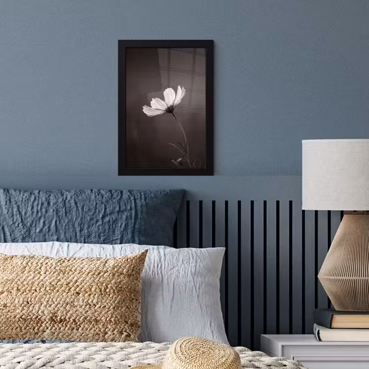 Bloem - Minimalistisch - Zwart - Wit fotolijst zwart zonder passe partout klein -sfeer3