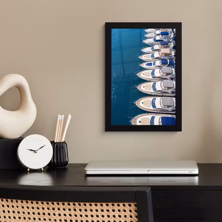 Boot - Jachthaven - Water - Zomer - Blauw fotolijst zwart zonder passe partout klein -sfeer1