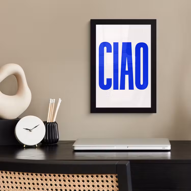 Ciao - Hoofdletters - Blauw - Minimalistisch fotolijst zwart zonder passe partout klein -sfeer1
