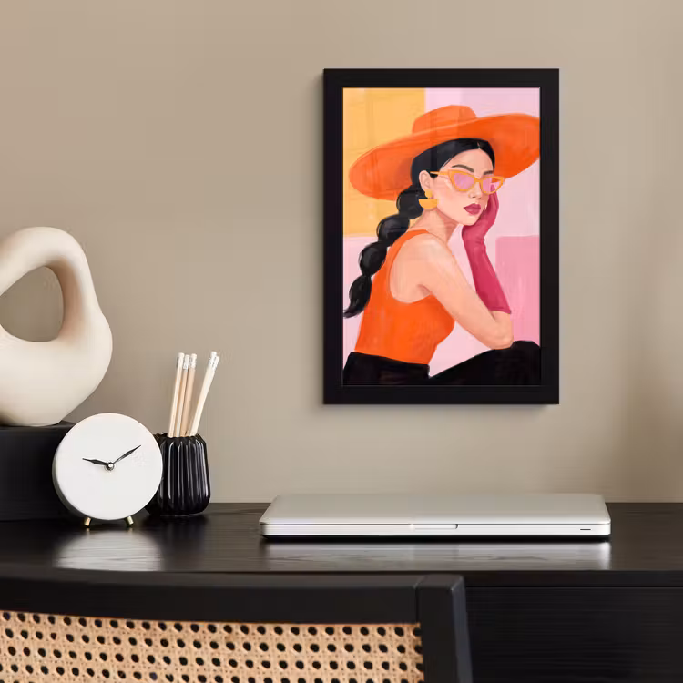Vrouw - Hoed - Mode - Modern - Oranje fotolijst zwart zonder passe partout klein -sfeer1