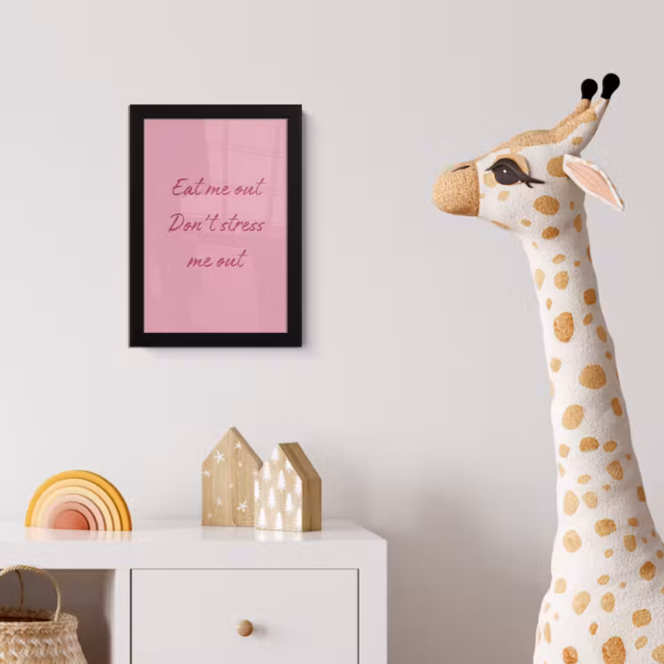 Eat me out don't stress me out - Roze - Handgeschreven fotolijst zwart zonder passe partout klein -usfeer4_kinderkamer