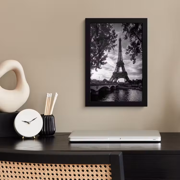 Eiffeltoren - Parijs - Rivier - Architectuur - Zwart-wit fotolijst zwart zonder passe partout klein -sfeer1
