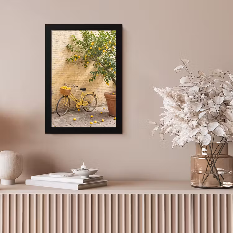 Fiets - Mand - Eten - Geel - Zomer fotolijst zwart zonder passe partout klein -sfeer5