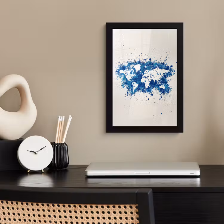 Verfspatten - Blauw - Wereldkaart fotolijst zwart zonder passe partout klein -sfeer1